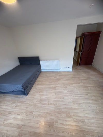 4 bed apartment For a working Family Main Photo