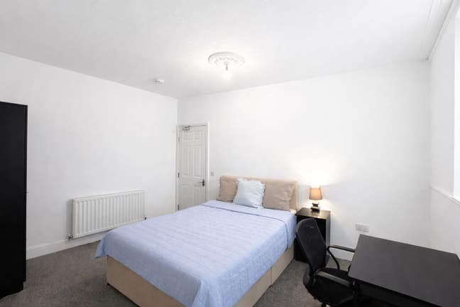 Spacious Fully Furnished Room in House Share  Main Photo