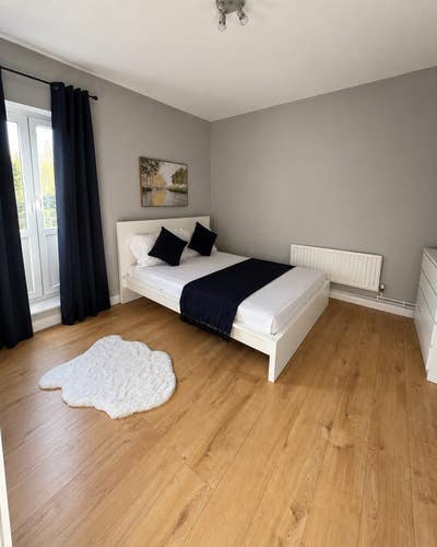 Large Double Bedroom  Main Photo