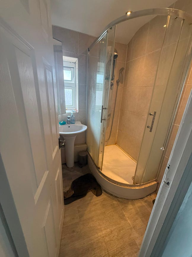 Barking, IG11, Spacious 4 Bedroom Flat Available  Main Photo