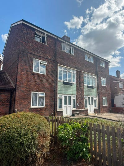 Barking, IG11, Spacious 4 Bedroom Flat Available  Main Photo