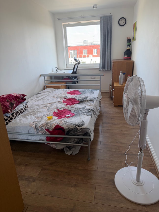 Spacious double room on feltham high street  Main Photo