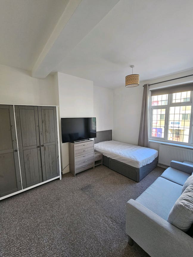 Double room with sofa, Orpington High Street Main Photo