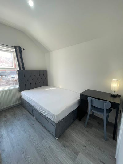 Available Now –Spacious Room with En-Suite Main Photo