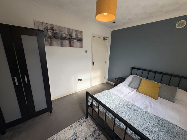 Well Presented Double Bedroom with Seperate Shower Main Photo