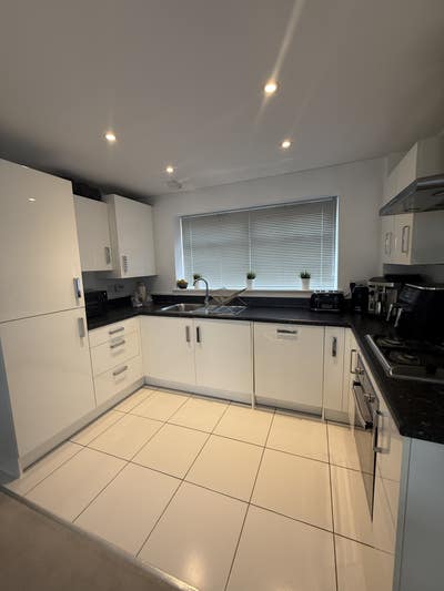 Immaculate 2 bedroom Apartment  Main Photo
