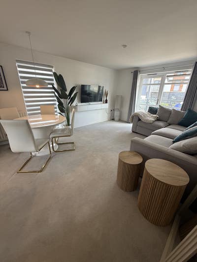 Immaculate 2 bedroom Apartment  Main Photo