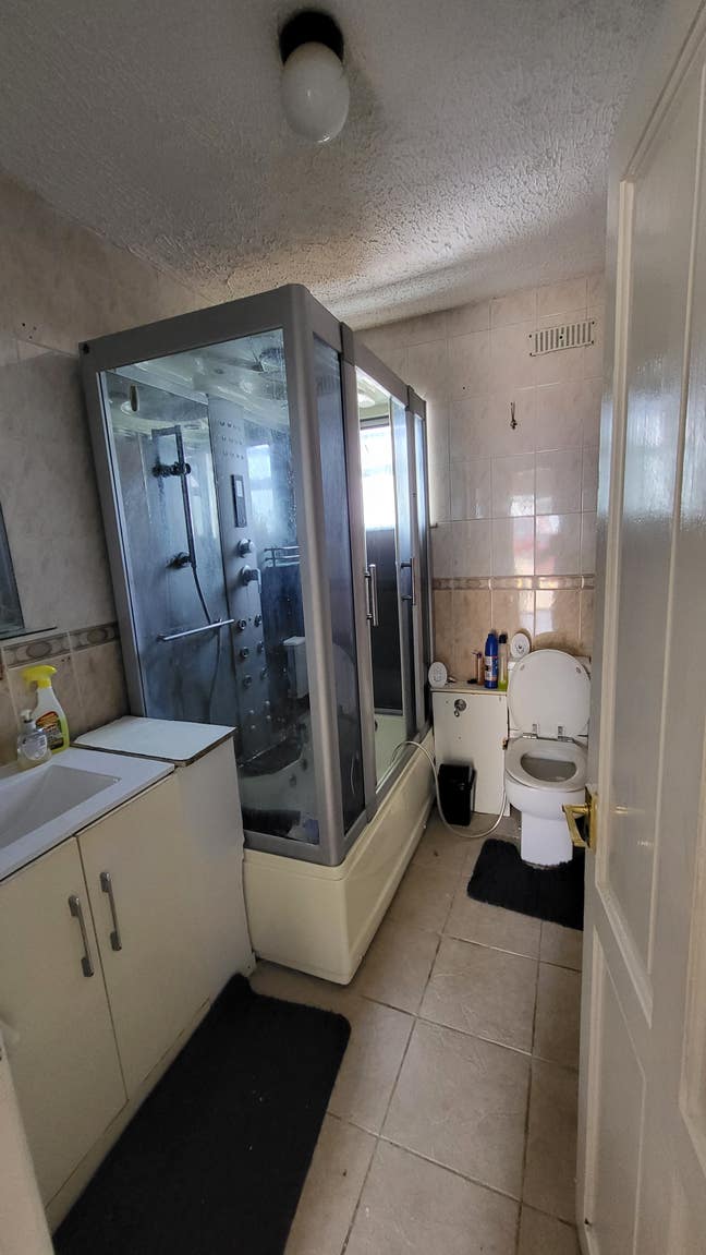 Lovely 1 double room available in 3 bedroom house. Main Photo
