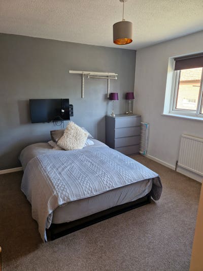 Double room in bovingdon  Main Photo