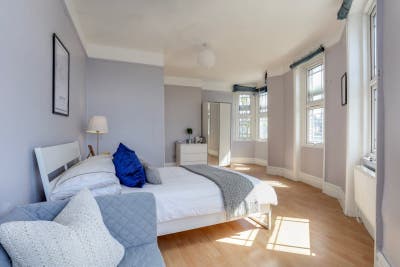 🪴Large Room by Elizabeth Line | W13 Gem🪴 Main Photo