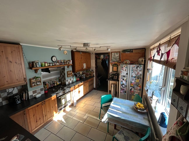 Fun, friendly household looking for a new tenant Main Photo
