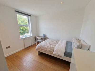 Double ensuite room in newly renovated house Main Photo