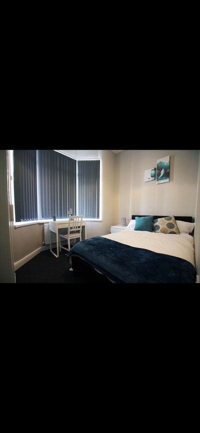 Double En-suite Rooms in Modern House Main Photo