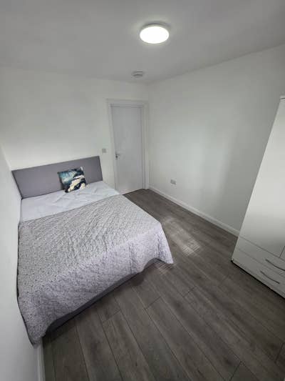 3 Double rooms available in E12  Main Photo