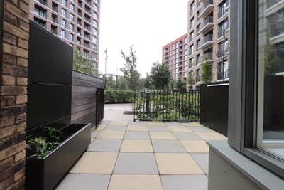 Modern Build in Canada Water | Rooms Available ! Main Photo