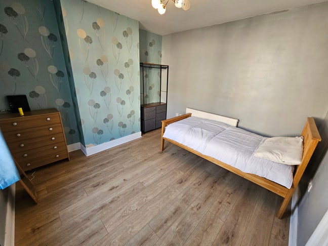Room to let Strood Main Photo