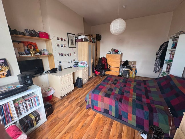 Spacious Double Bedroom – plenty of sunlight Main Photo