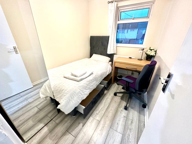 Lovely Single Room  Main Photo