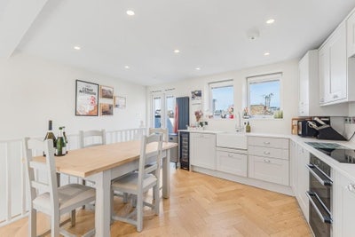 Large double room with en-suite & roof terrace Main Photo