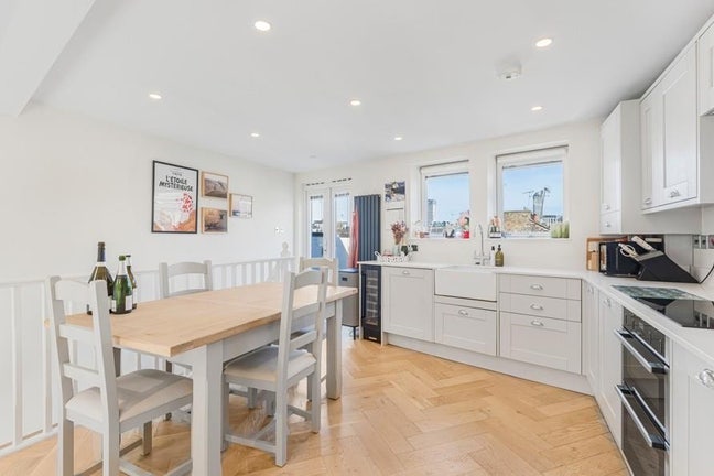 Large double room with en-suite & roof terrace Main Photo