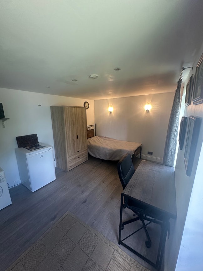 Studio Flat in Esher Available  Main Photo