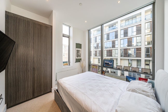 Stunning 1-bed flat with bonus 2nd bedroom (guests Main Photo