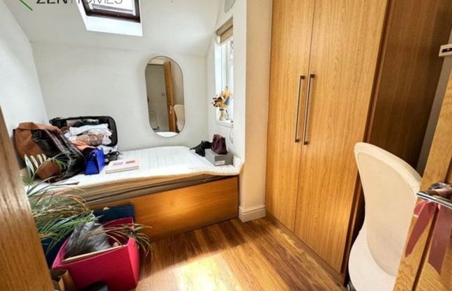 Single room available in two bed flat  Main Photo