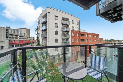 Spacious 2‑Bed Apartment in Watford, By Harlequin Main Photo