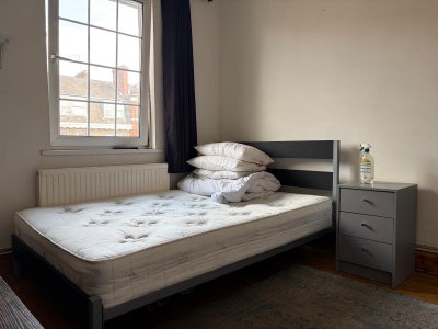 1 Large Double Room Available in Bethnal Green Main Photo