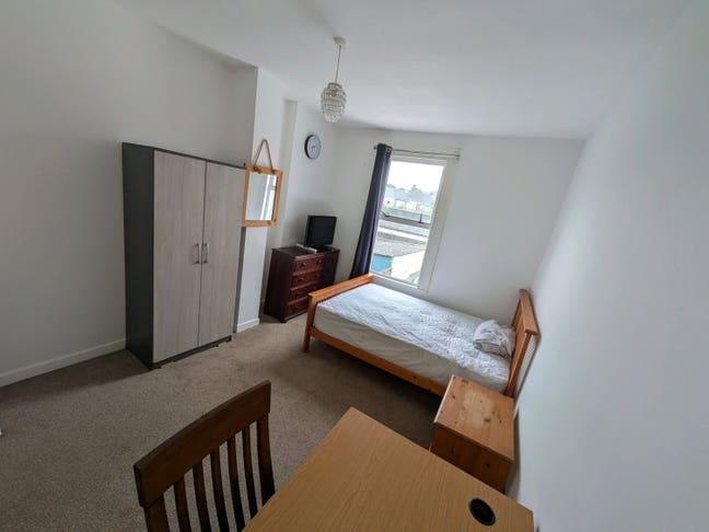 Spacious Double room available  Main Photo