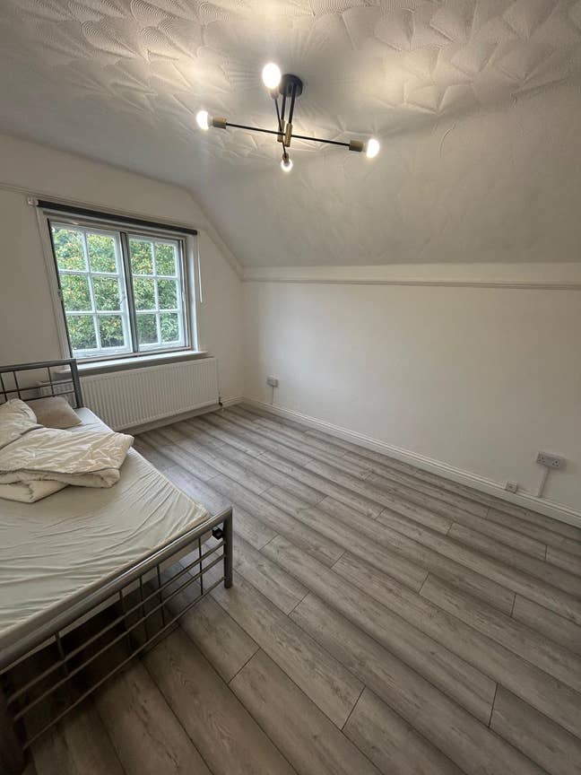 Double Room in Spacious 10-Bed House – CR5 3EG Main Photo