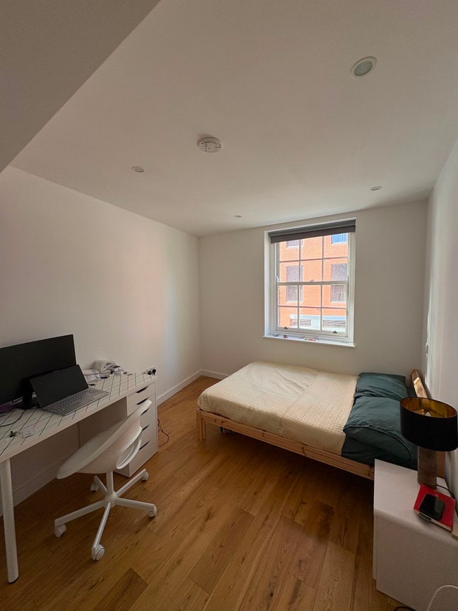 Spacious room in Farringdon with private bathroom Main Photo
