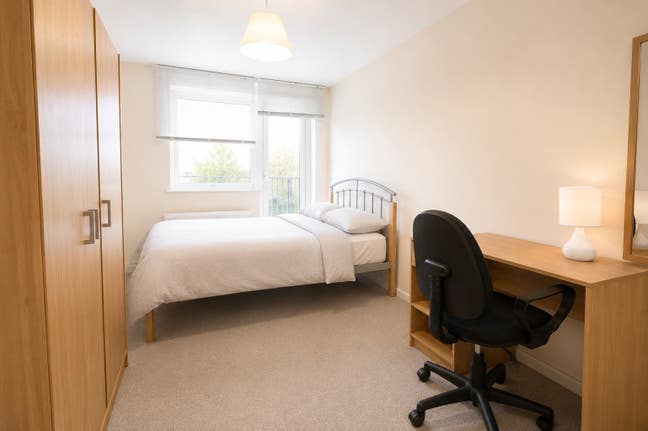 Huge Room 🌿 Private Balcony 🚆 Victoria Park✨ Main Photo