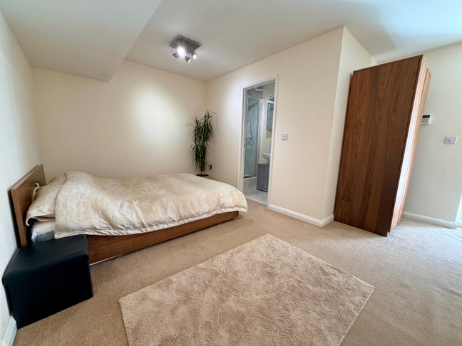 Spacious  Private Room W En Suite Cassiobury WD18 Main Photo