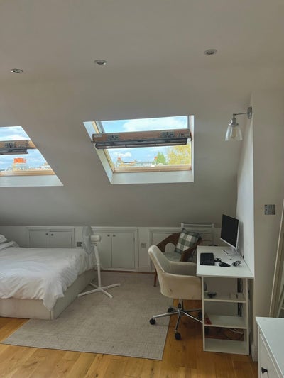 Bright top-floor double room in 4-bed house Main Photo