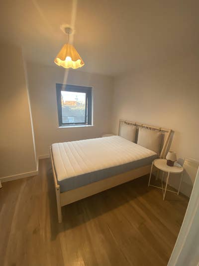 Lovely double room + private bathroom - Mon to Fri Main Photo