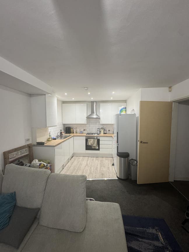 2 bed en suite new flat seeking tenant to share Main Photo