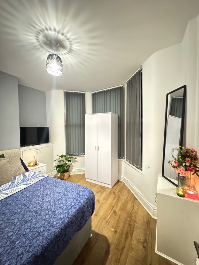 Spacious double room to rent in a family Home Main Photo