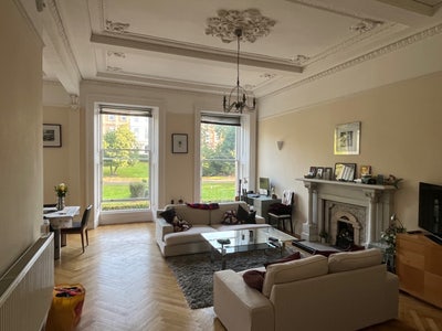 Double room in lovely West End flat Main Photo
