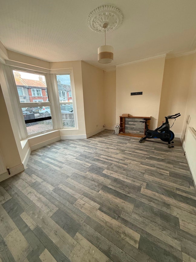 One large /double bedroom in shared house  Main Photo
