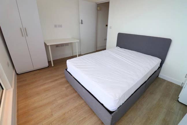 Modern 3 Bed Flat 60 Sec from Edgware Station Main Photo