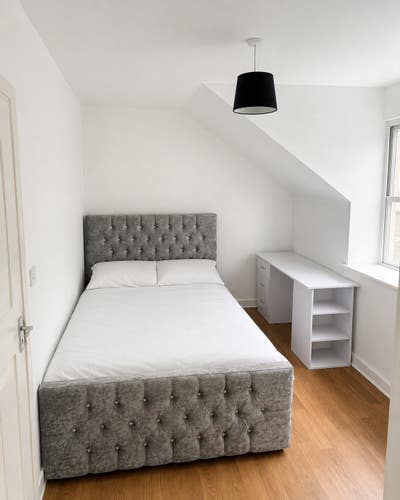 Spacious Double Bedroom  Main Photo