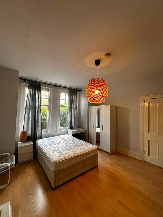 Double Room near Lewisham Station Main Photo