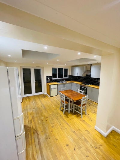 Double room in Mitcham  Main Photo