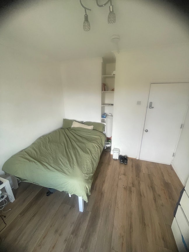 Large Double Room In Oval Main Photo