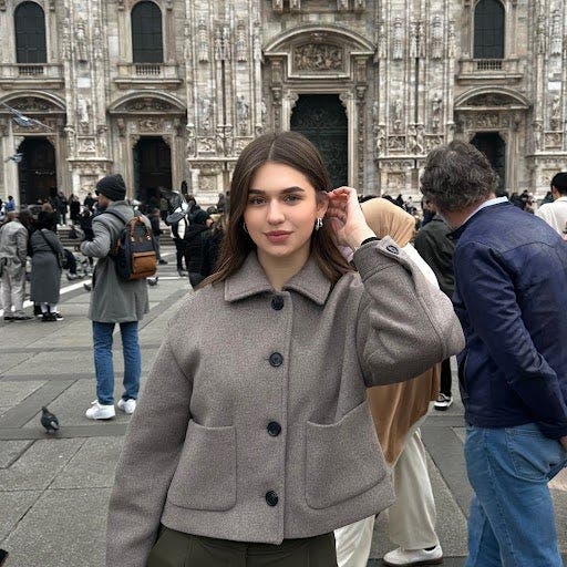 Hi! I’m Bianca, a friendly female student s... Main Photo