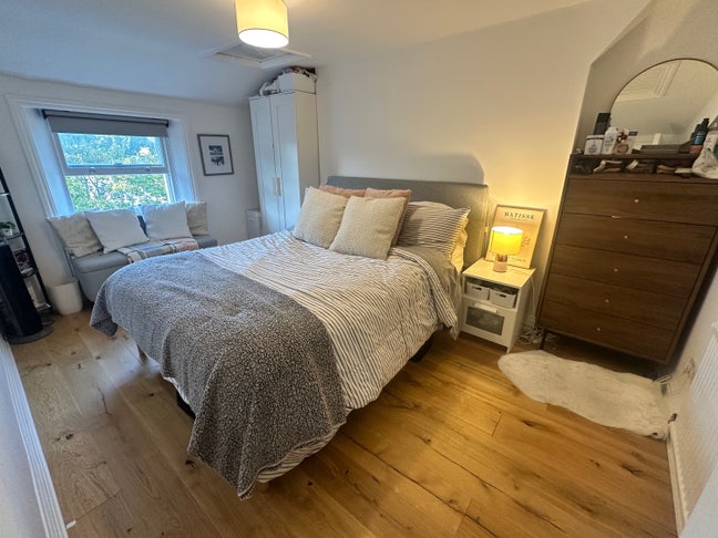 Bright and spacious room in large 2 bed flat Main Photo