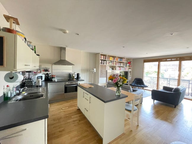 One double en-suite room in a modern flat, BOW E3 Main Photo