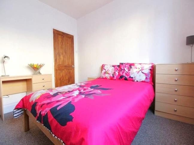 🏡 Spacious Double Room | 💡 All Bills Included! Main Photo