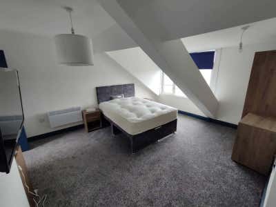 Ensuite Double in Stylish Professional Home Main Photo